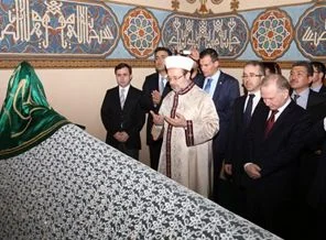 Görmez, Hacıbektaş Veli Türbesi'nde dua etti