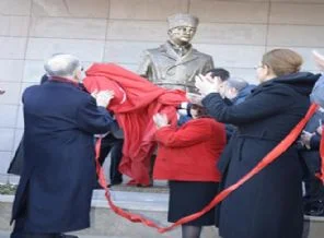 Hacizli Atatürk heykelini TBB aldı