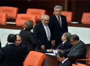 İki vekil Meclis'te el ele görüntülendi