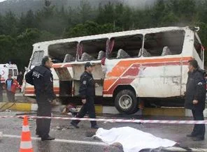 İşçileri taşıyan minibüs devrildi: 1 ölü, 19 yaralı