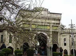 İstanbul Üniversitesi'nde tiyatro sahnesine yer yok mu?