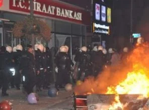 Kadıköy'de eylemciler o bankayı yağmaladı