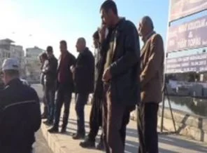 Kazayı çekirdek çitleyerek izlediler