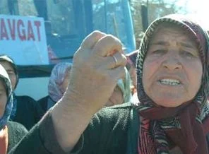 Köylü kadınlar yol kesti
