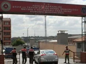 Metris önünde memurlara satırlı saldırı