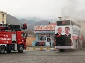 MHP'nin seçim otobüsü yandı!