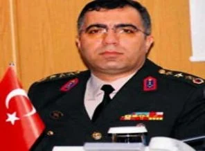 O komutan gizli belge sızdırmaktan yargılanmış