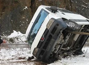 Öğrenci servis aracı devrildi: 14 yaralı