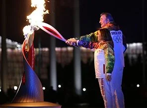Olimpiyat meşalesini ırkçı tweet atan sporcu yaktı