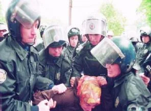 Polis başörtülüleri böyle darp etmişti!