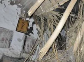 TIR evin çatısına çıktı