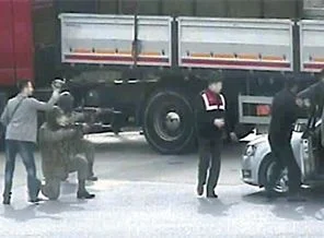 TIR'lara ilk tırmananlar savcı ve komutanlar oldu