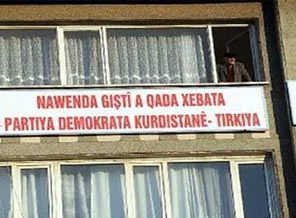 Türkiye'de ilk: Kürtçe parti tabelası asıldı