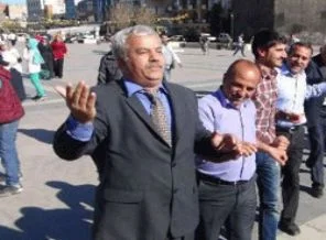 20 kişiyle miting yaptı