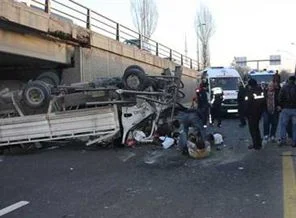 Ankara'da kamyonet köprüden düştü: 1 ölü