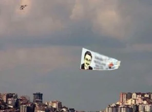 Ankara semalarında Gezicilere teslim etmeyeceğiz pankartı
