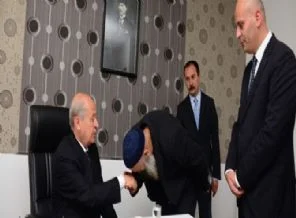 Bahçeli'den tepki çeken el öptürme