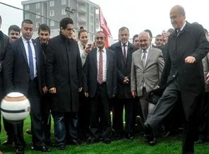 Bahçeli kaleye şut çekti