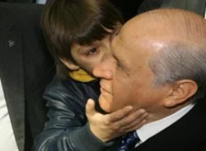 Bahçeli kendisine ilgi gösteren çocuğu uzaklaştırdı