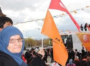 Bakan'a annesinden bayraklı destek