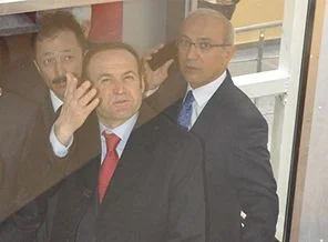Bakan asansörde mahsur kaldı