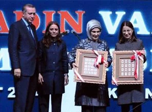 Bakan Ayşenur İslam'ın sahnede zor anları!