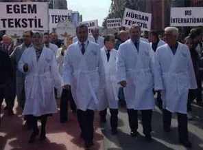 Bakan bornozla törene katıldı