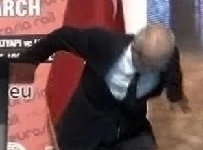 Bakan'ı düşmekten koruma polisi kurtardı