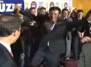 Bakan Zeybekçi zeybek oynayarak kutladı!