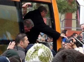 Başbakanı bırakmak istemediler