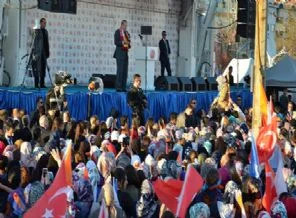 Bayıldı, başbakan seslenince ayıldı!
