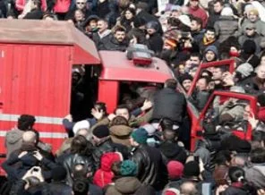 Berkin Elvan'ın cenazesinde itfaiye aracına saldırdılar