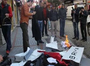 Boyner'in ürünlerini sokağa döküp yaktı!