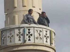Bu minaredekiler ezan okumuyor...