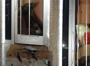 CHP'ye taşlı saldırı