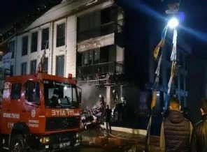 Diktatör dedikleri partinin seçim bürosunu yaktılar