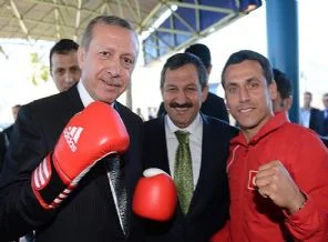 Erdoğan boks eldivenini taktı ve...