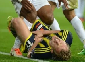 Futbolcunun eşi soyunma odasını bastı