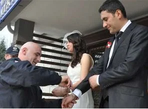 Genç çift nikahta kelepçelendi