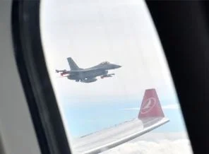 Gül'ü kraliyet uçakları karşıladı