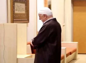 'Gülen FBI ve CIA'den izinsiz namaz bile kılamaz!'