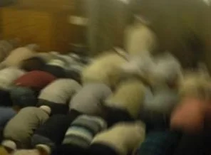 İmamı namaz kıldırırken bıçakladı
