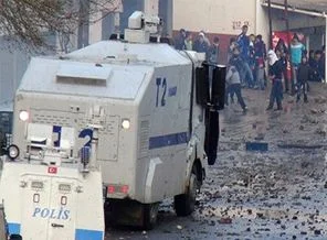 İzinsiz gösteride polise taş yağmuru