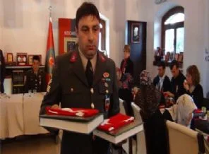 Jandarma Kur'an-ı Kerim ve bayrak dağıttı