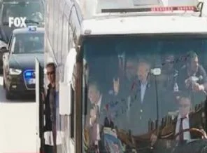 Kılıçdaroğlu, Bozkurt selamı ile seçmen selamladı