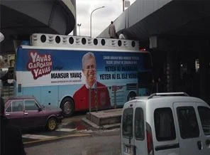 Mansur Yavaş'ın seçim otobüsü köprüye sıkıştı!