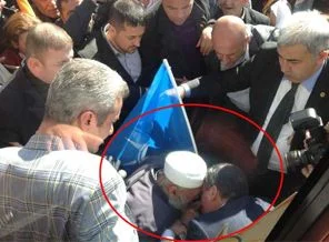 Melih Gökçek'in el öpme mücadelesi