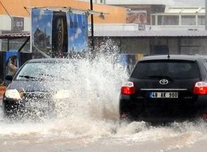 Muğla'da cadde ve sokaklar göle döndü