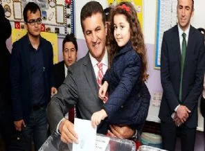 Mustafa Sarıgül zarfı torununa attırdı
