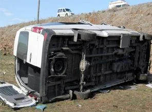 Nevruz kutlamalarına giden otobüs devrildi: 20 yaralı